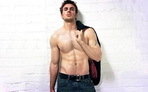 homme sexy avec un pénis agrandi