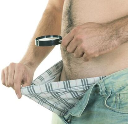 un homme examine son pénis et veut l'agrandir